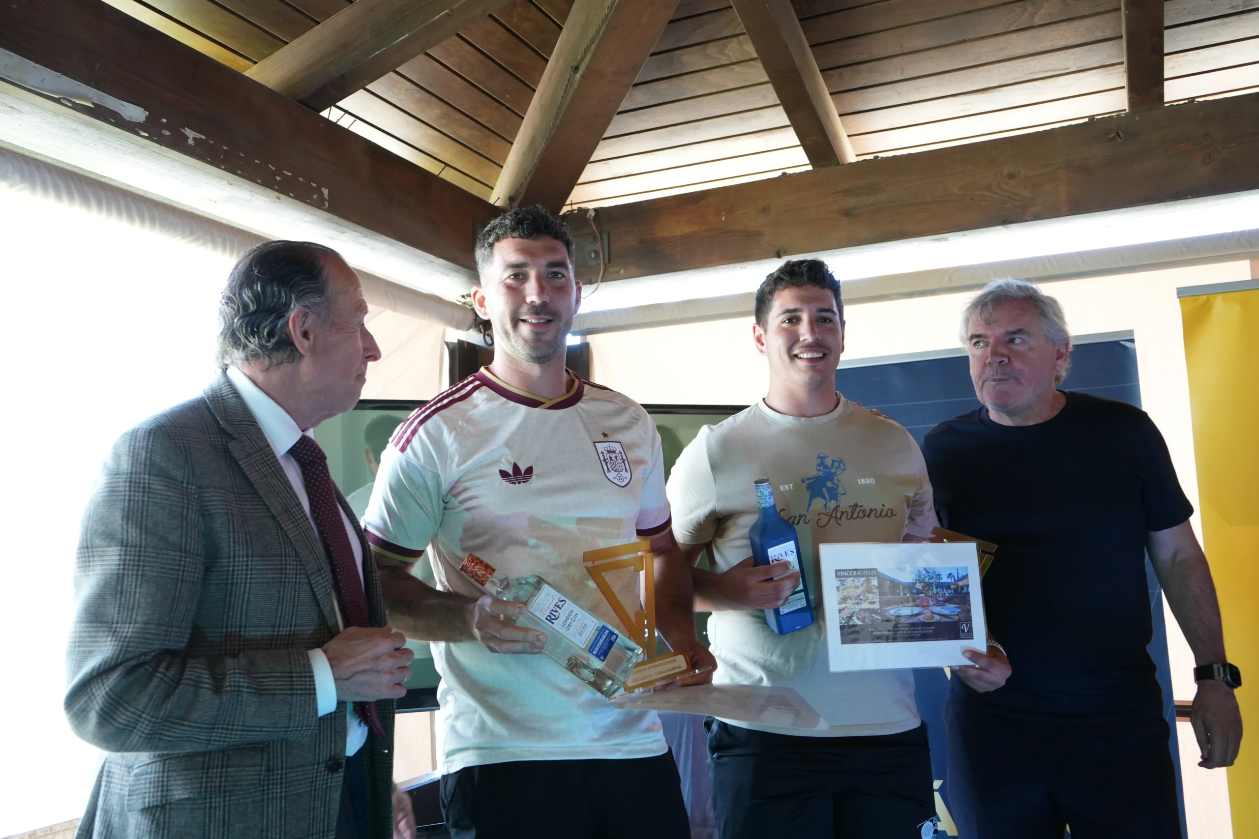 Adrián Sánchez y Diego Jiménez, campeones de pádel en el torneo organizado por Club La Barrosa en Chiclana