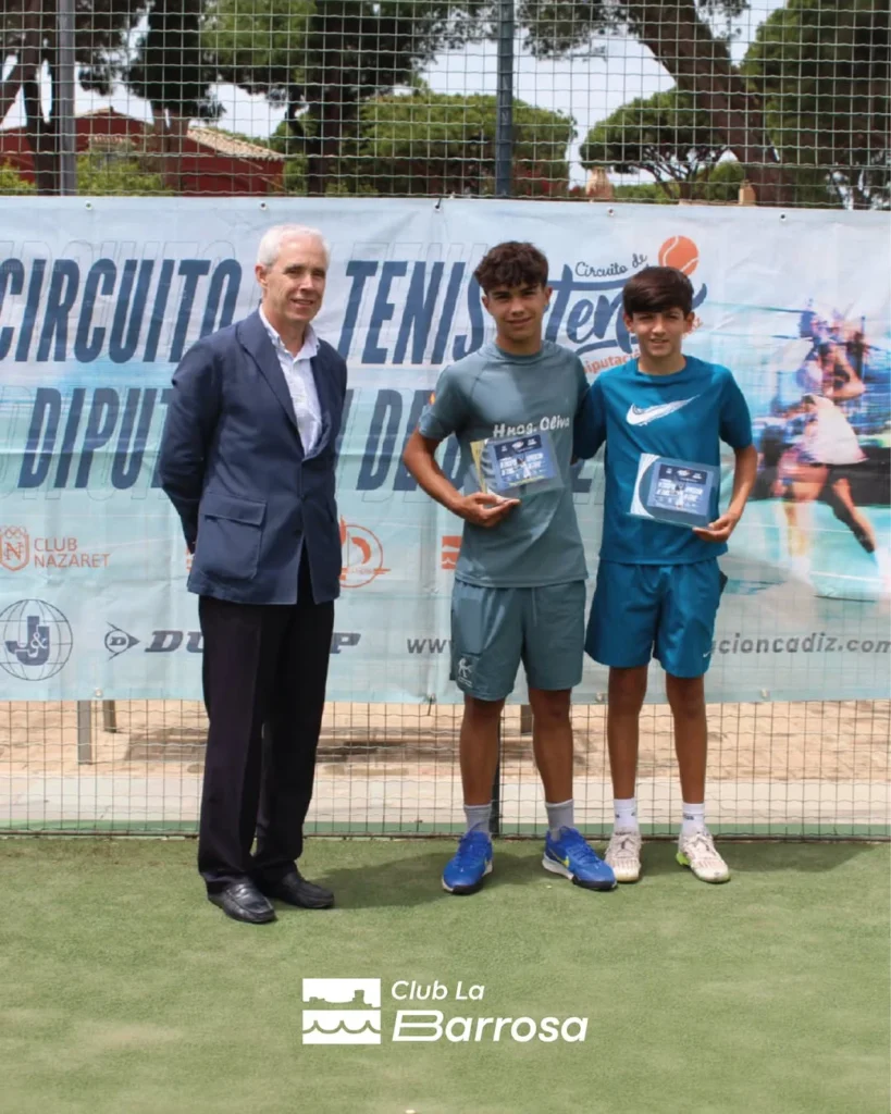 Campeón y subcampeón infantil de tenis Club La Barrosa con sus trofeos del circuito de Cádiz
