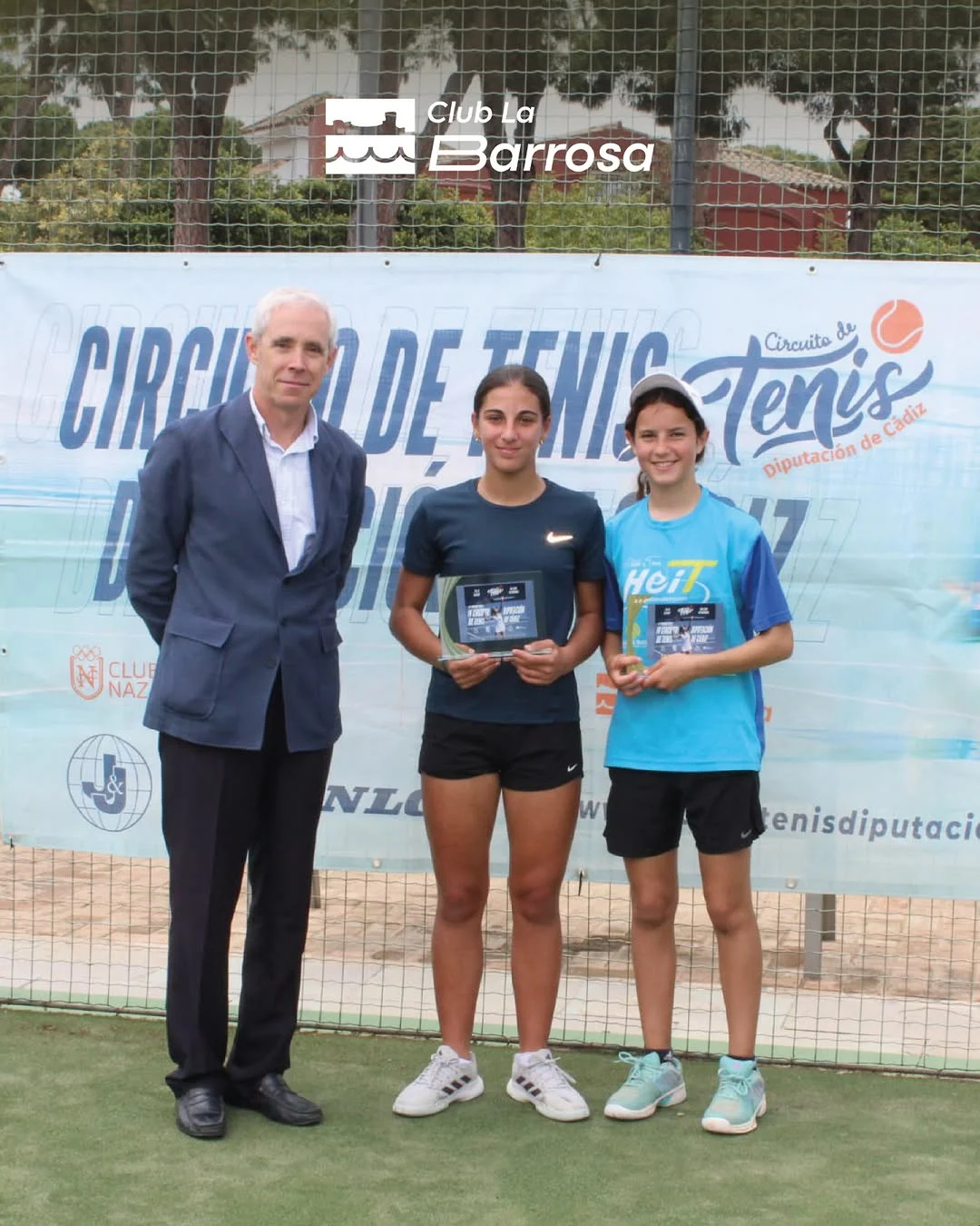 Subcampeona infantil de tenis Club La Barrosa con su trofeo del circuito de Cádiz