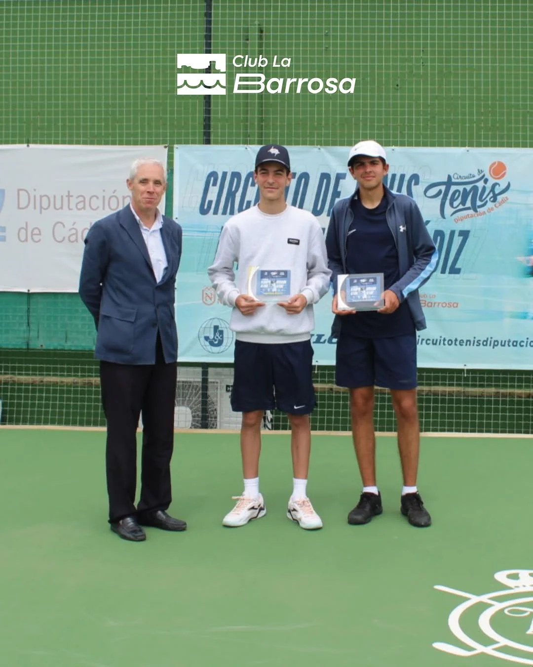Campeón y subcampeón cadete de tenis del Club La Barrosa con sus trofeos