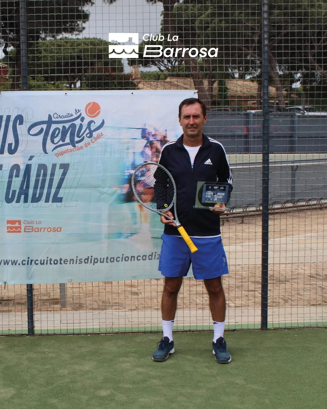 Campeón veteranos de tenis Club La Barrosa con raqueta y trofeo del circuito