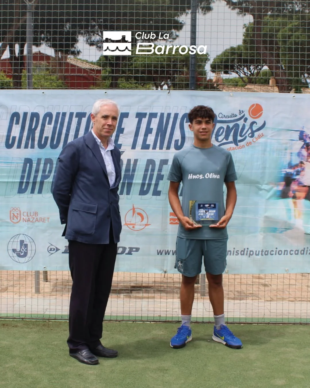 Jugador infantil del Club La Barrosa recibiendo su trofeo del circuito de Cádiz