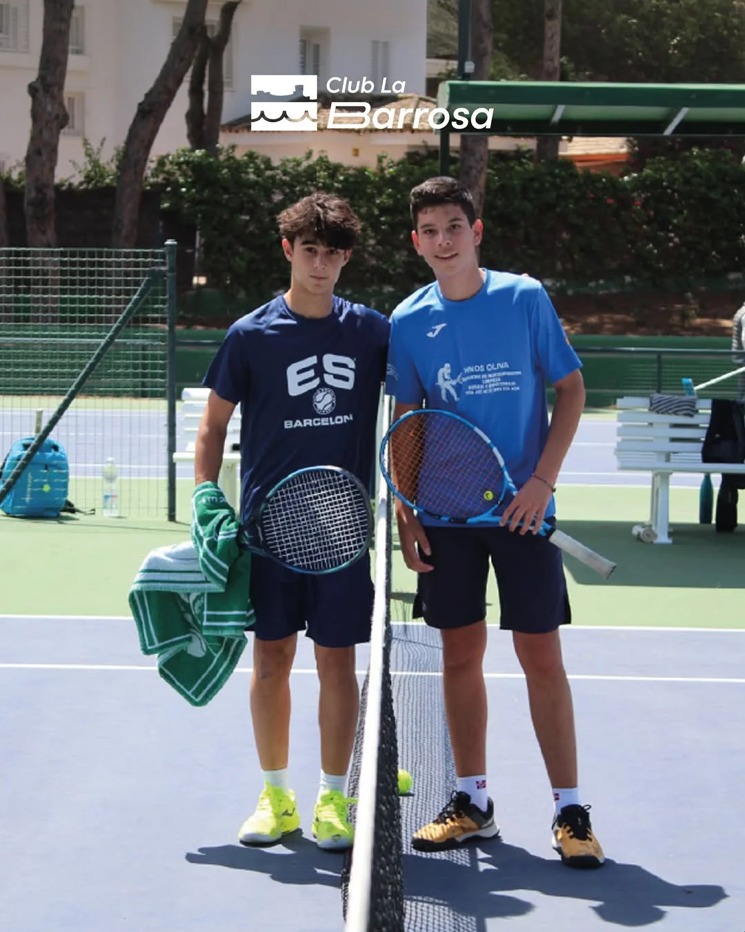 Dos jugadores de tenis del Club La Barrosa posando junto a la red