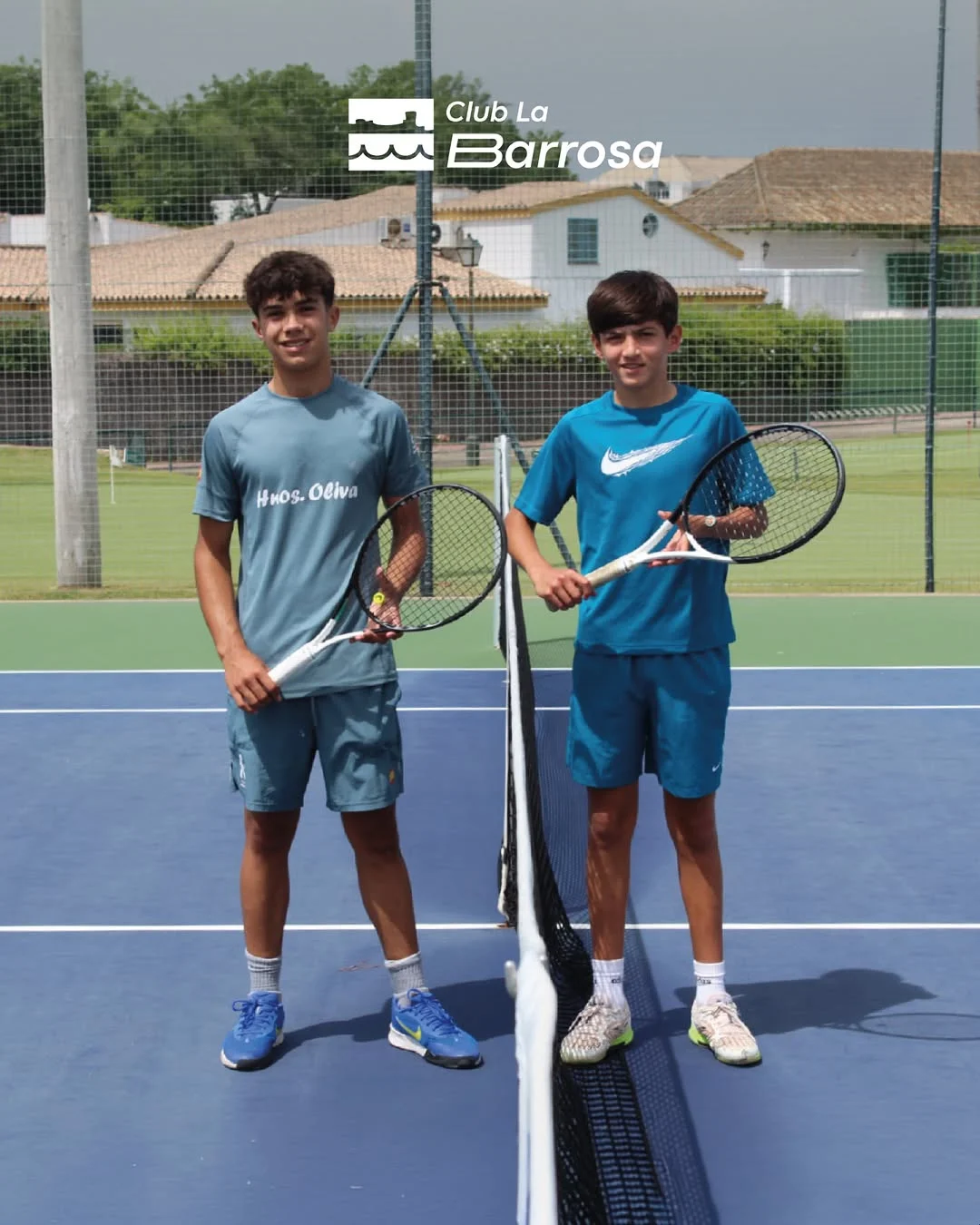 Jugadores de la escuela de tenis del Club La Barrosa con sus raquetas en pista