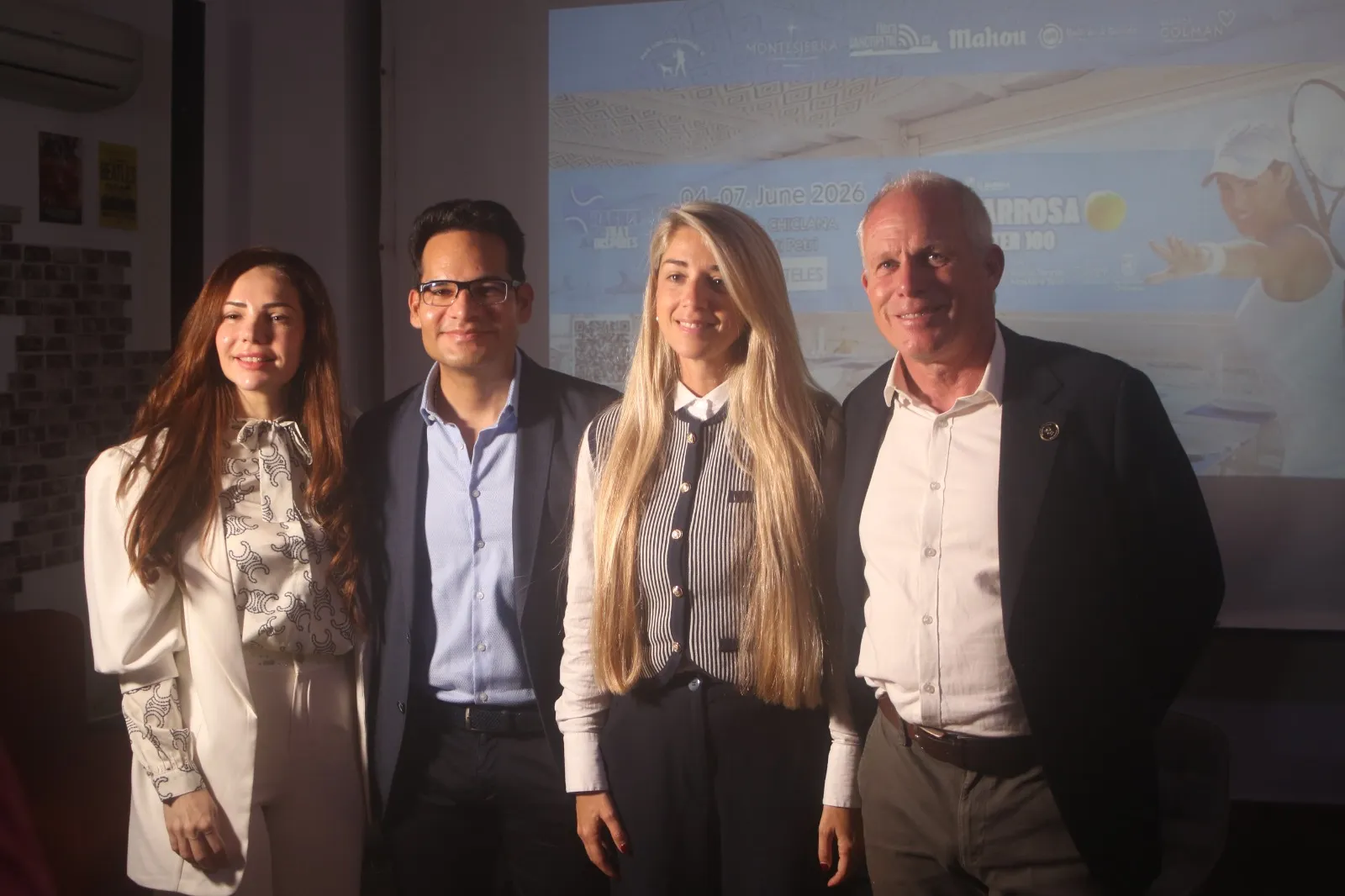 autoridades e invitados en la presentación del MT100 Chiclana 2026