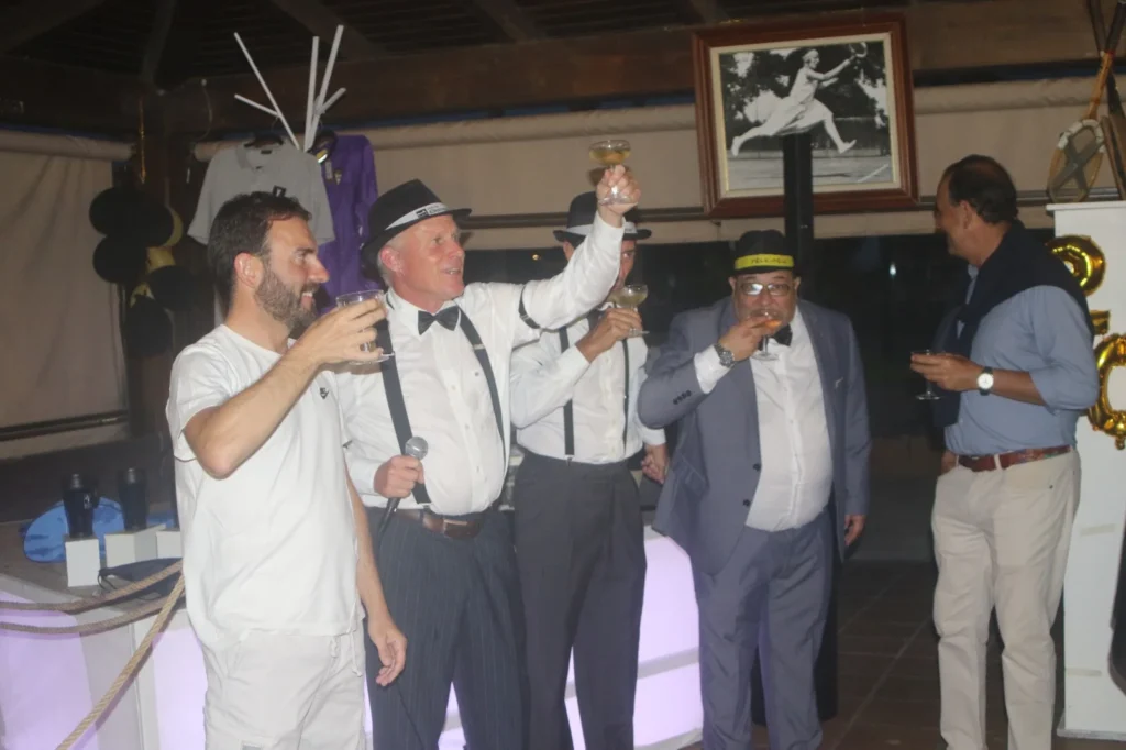 Grupo brindando durante la fiesta de presentación del Mundial de Tenis La Barrosa 2026 en el Club La Barrosa