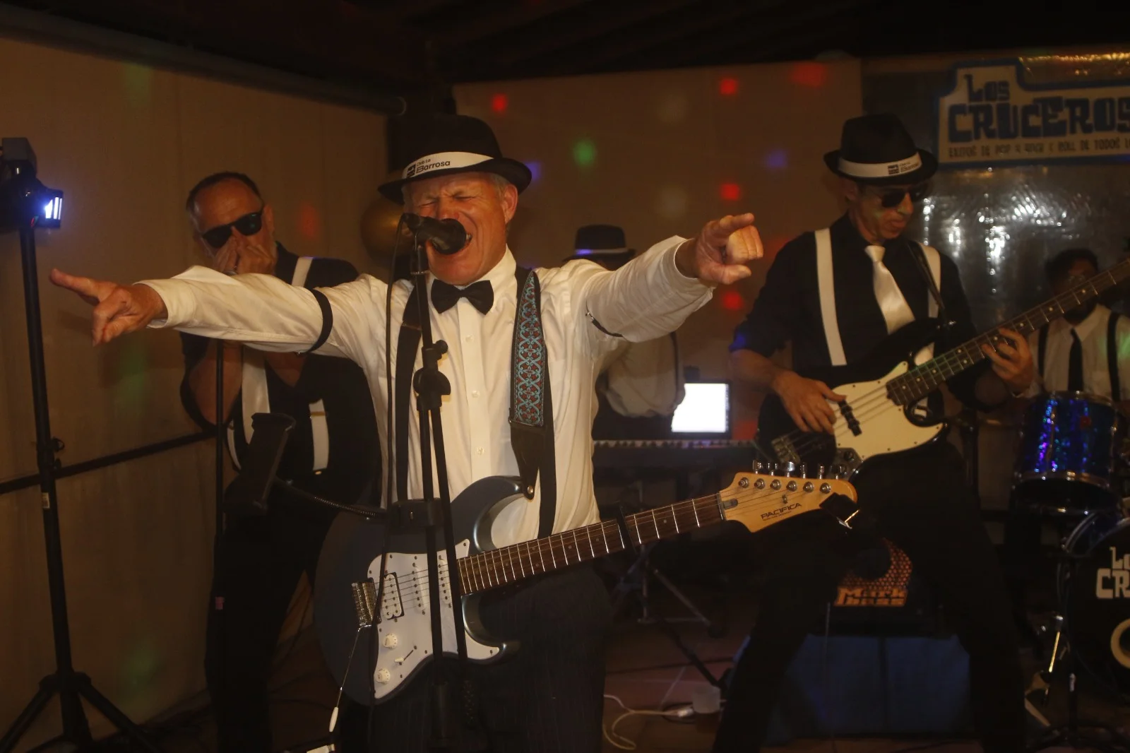 Oliver Gunther canta con la gorra del Club La Barrosa durante la fiesta del Mundial de Tenis La Barrosa 2026