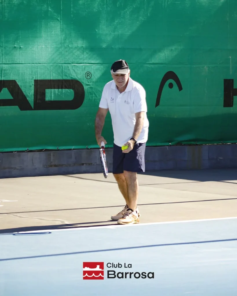 Jugador del Torneo ITF La Barrosa preparado para servir en la pista del Club La Barrosa