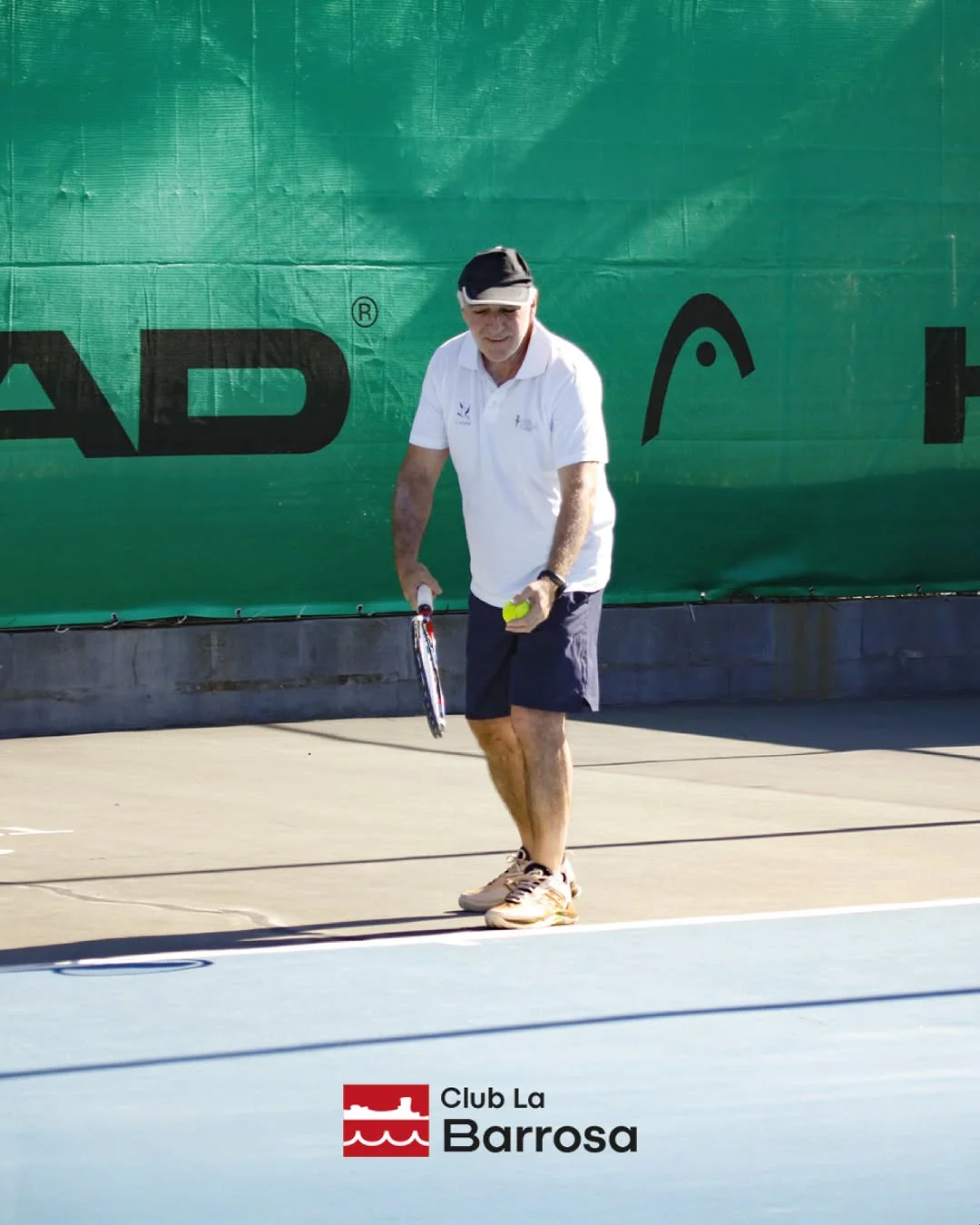 Jugador del Torneo ITF La Barrosa preparado para servir en la pista del Club La Barrosa