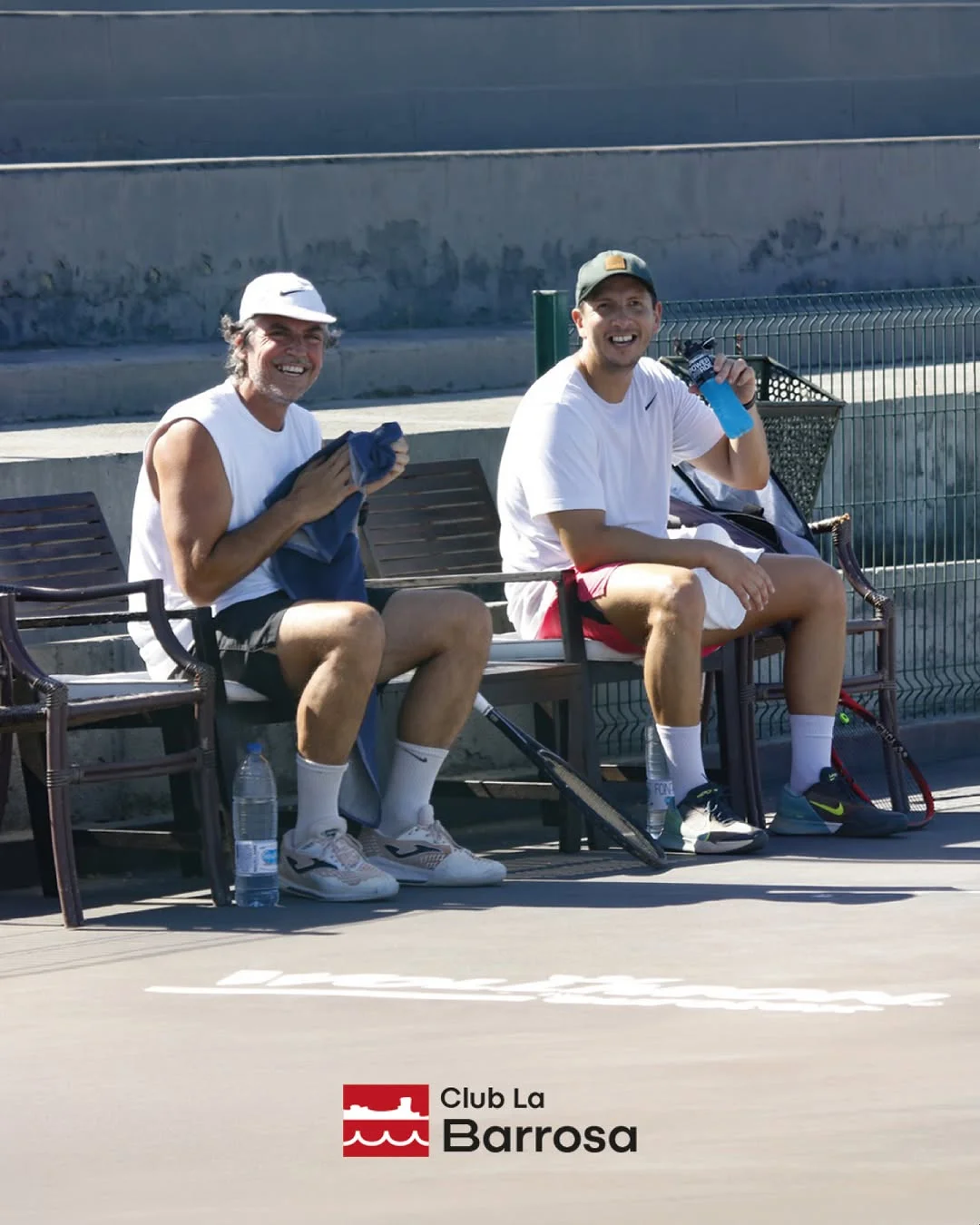 Dos jugadores del Torneo ITF La Barrosa descansando en el banquillo entre partidos