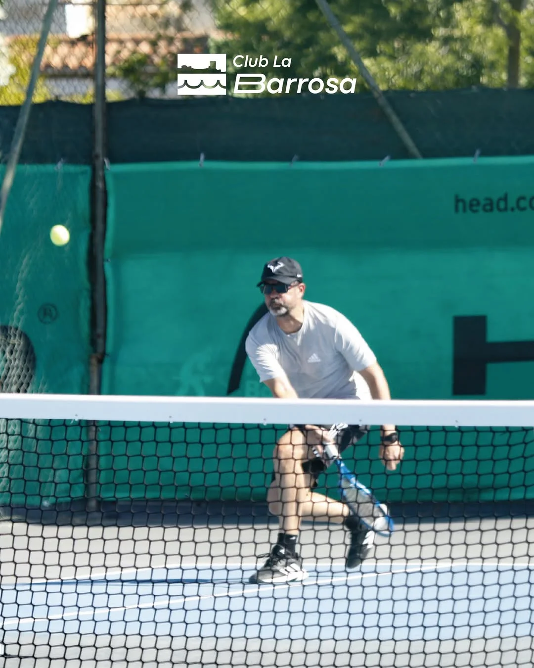 Volea junto a la red durante un partido del Torneo ITF La Barrosa
