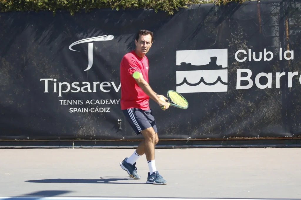 Partido durante la segunda jornada del Torneo ITF La Barrosa 2026 en las pistas del Club La Barrosa en Chiclana de la Frontera