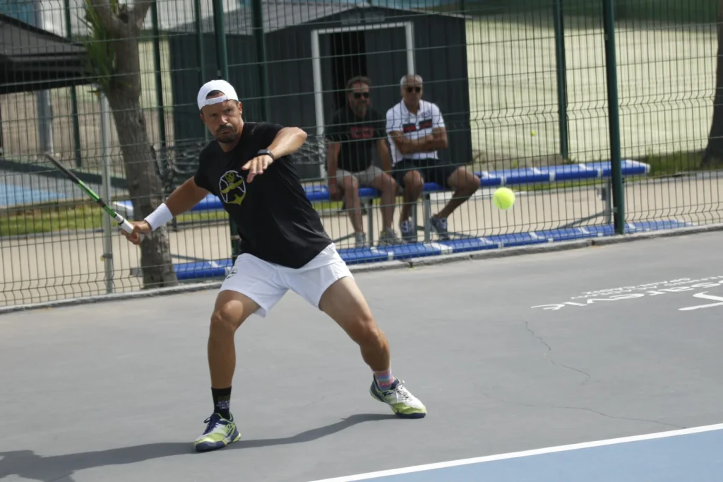 Jugador ejecutando un golpe de derecha en pista durante el cierre del Torneo ITF La Barrosa 2026 en Chiclana de la Frontera
