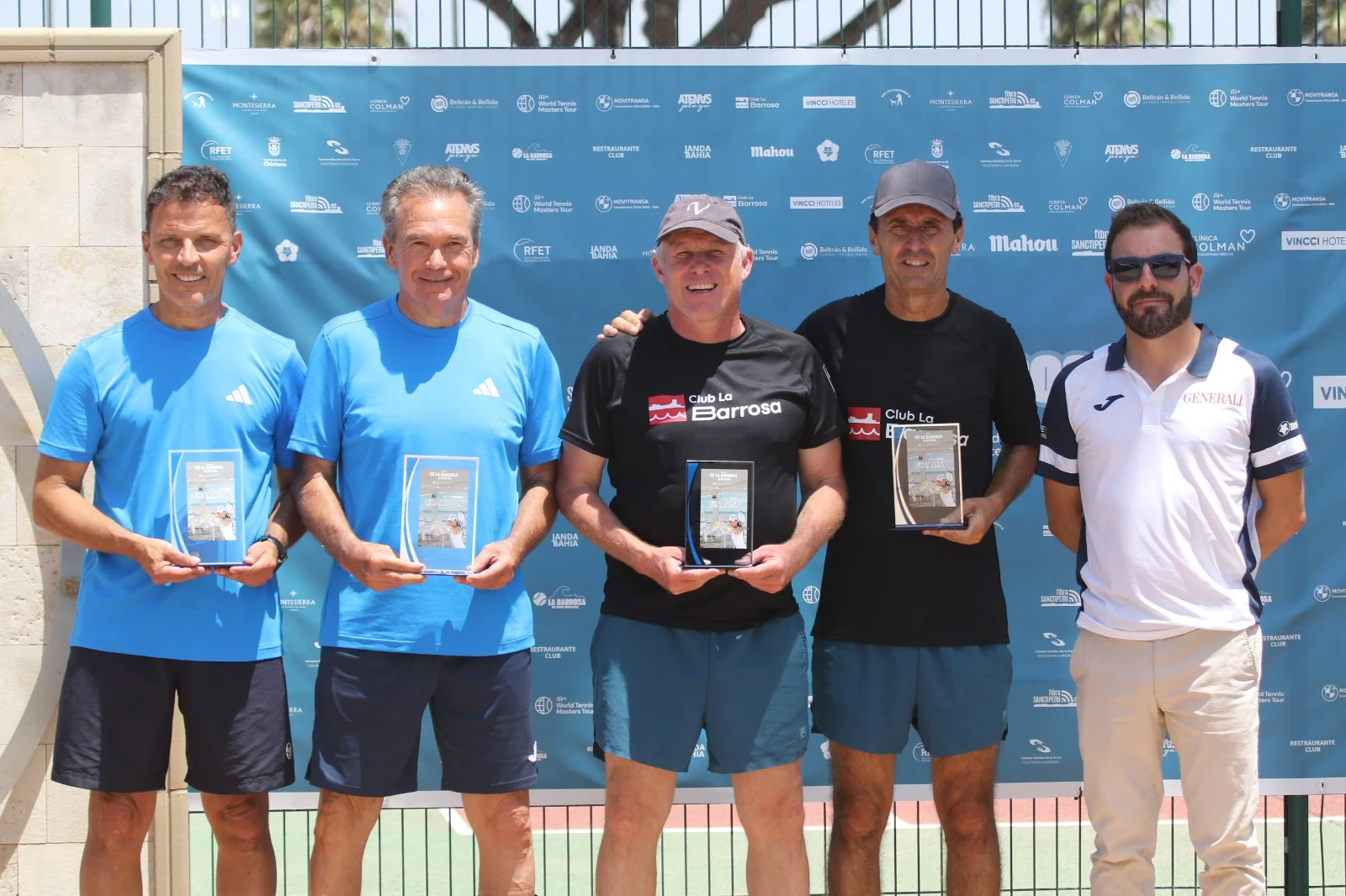 Campeones y subcampeones del Torneo ITF La Barrosa 2026 posan con sus trofeos durante la entrega de premios en el Club La Barrosa, Chiclana