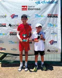 Campeón y finalista benjamín masculino con sus trofeos en la prueba del Circuito de Tenis Al Andaluz en el Club La Barrosa