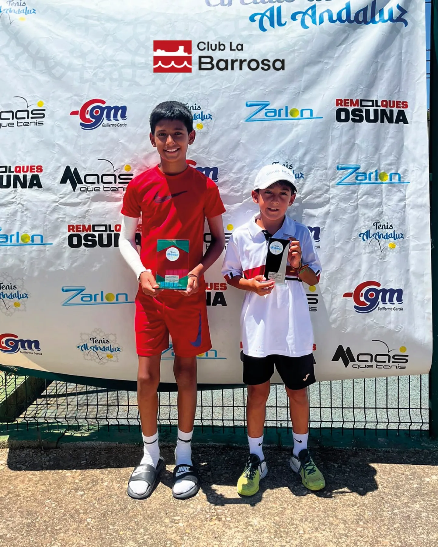 Campeón y finalista benjamín masculino con sus trofeos en la prueba del Circuito de Tenis Al Andaluz en el Club La Barrosa