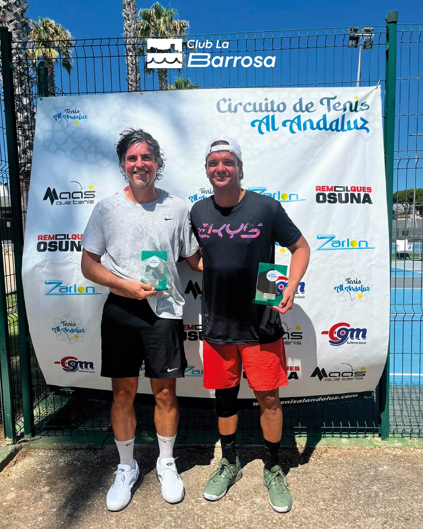 Campeón y finalista de veteranos con sus trofeos en las pistas del club