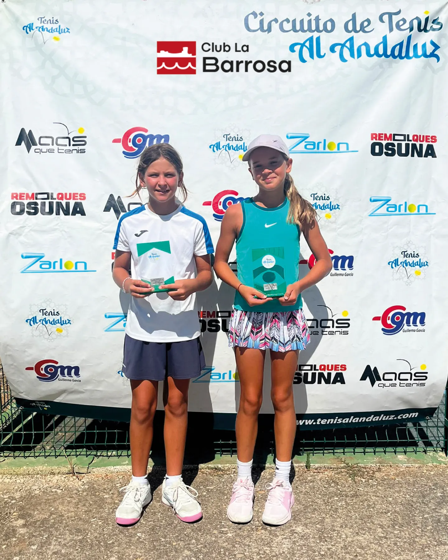 Campeona y finalista alevín femenino con sus trofeos en el Club La Barrosa