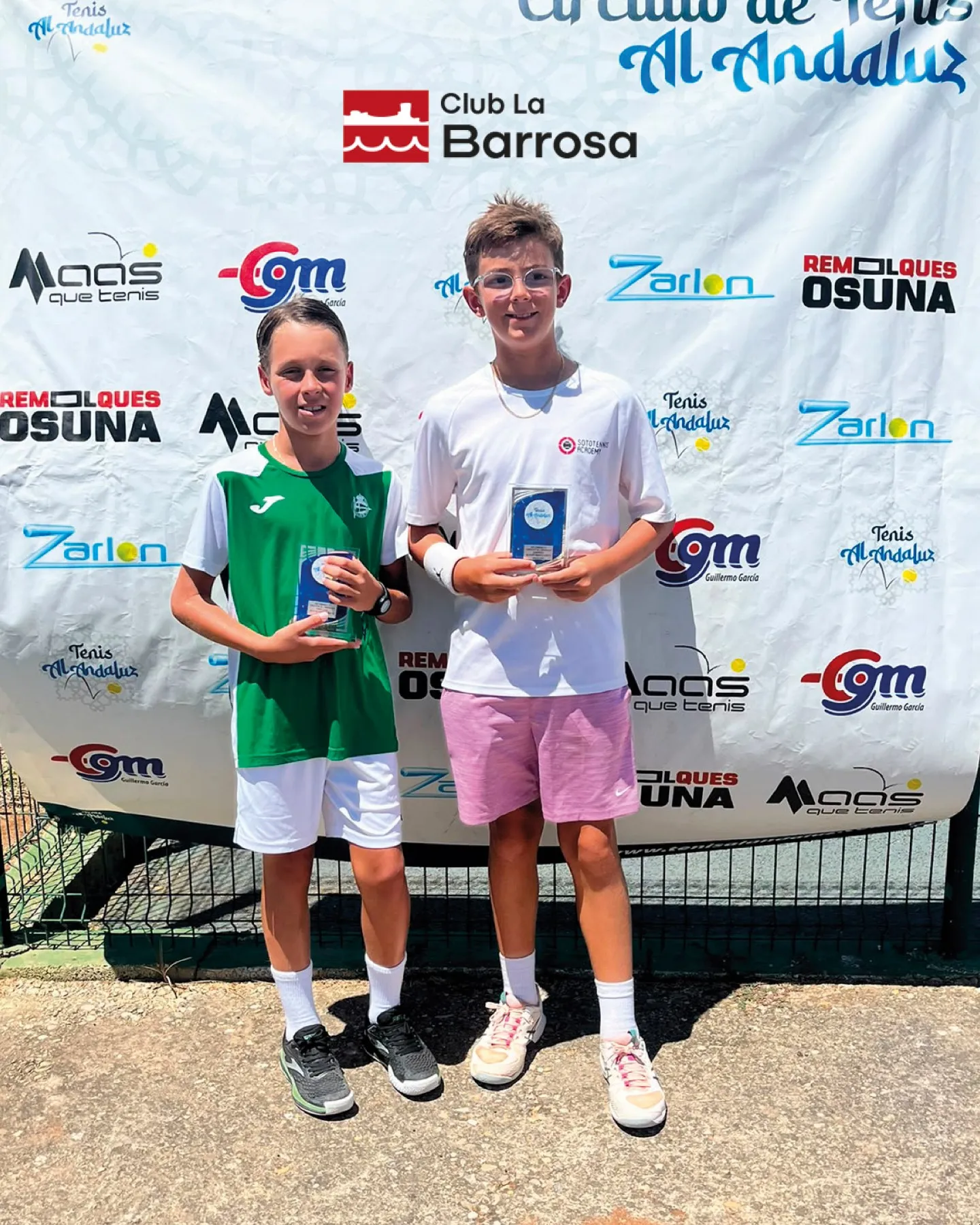 Campeón y finalista alevín masculino B posan con sus trofeos en Chiclana
