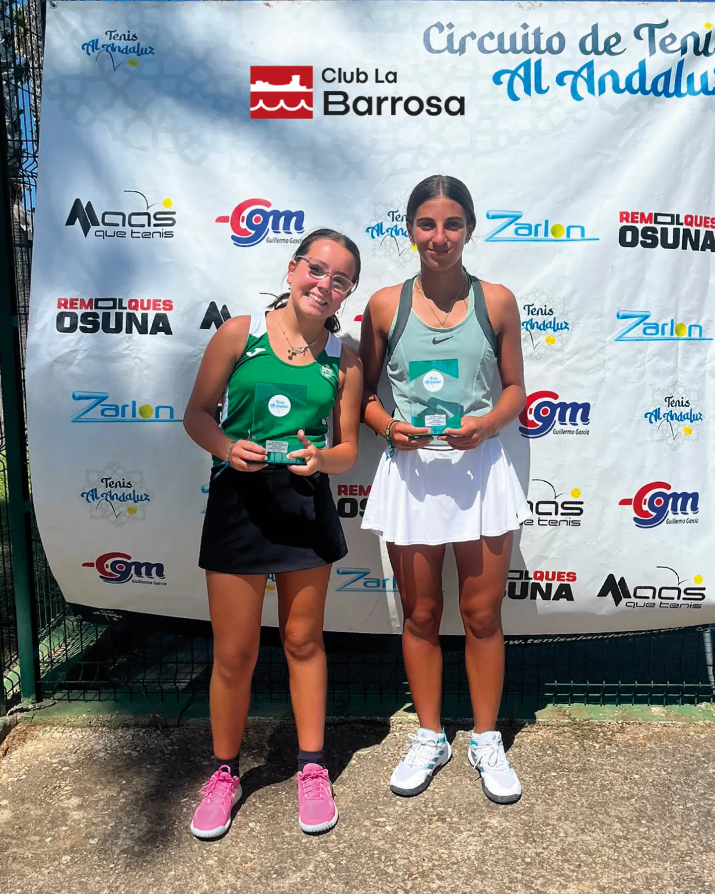 Campeona y finalista infantil femenino en las pistas del Club La Barrosa