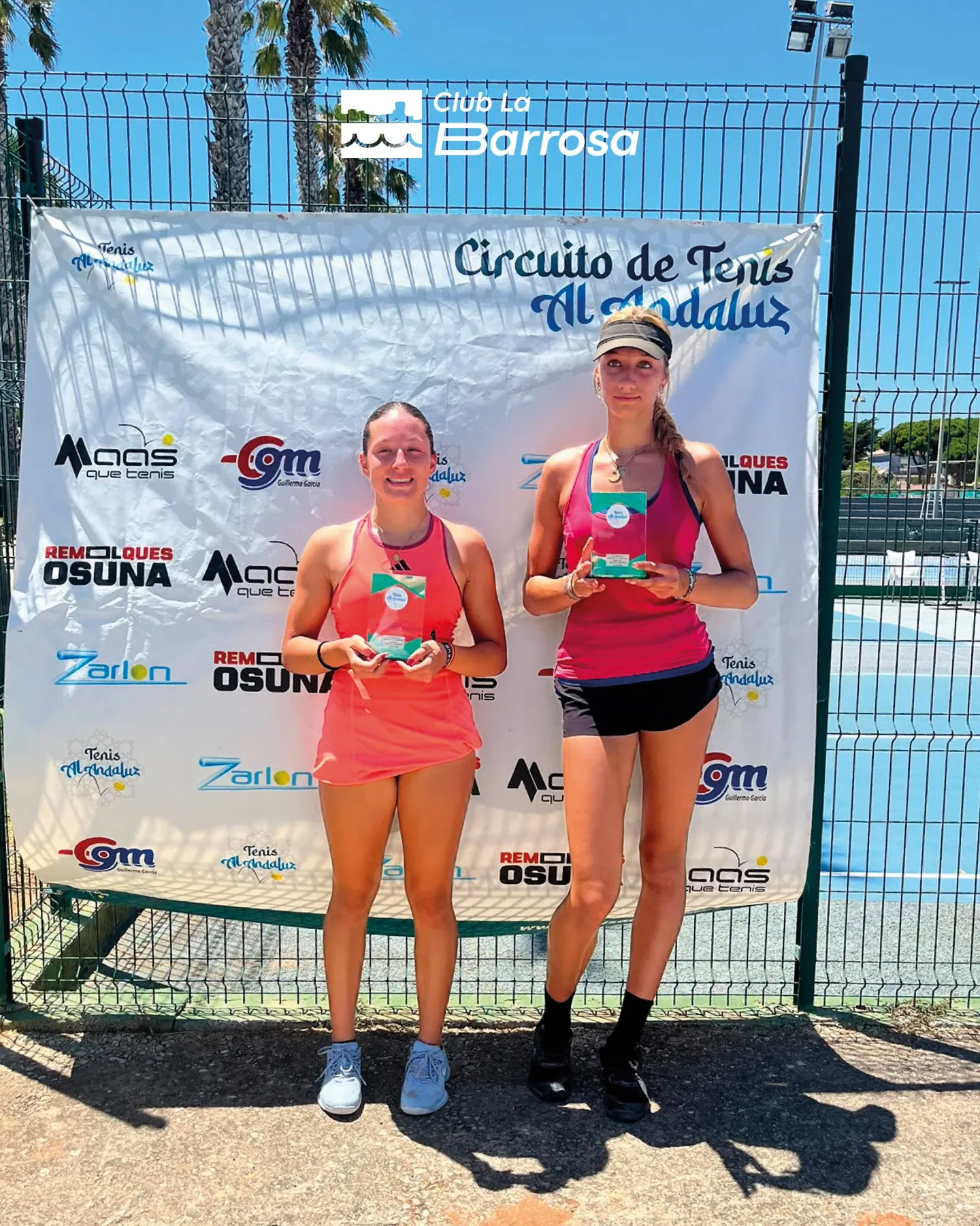 Campeona y finalista cadete femenino con sus trofeos en Chiclana de la Frontera