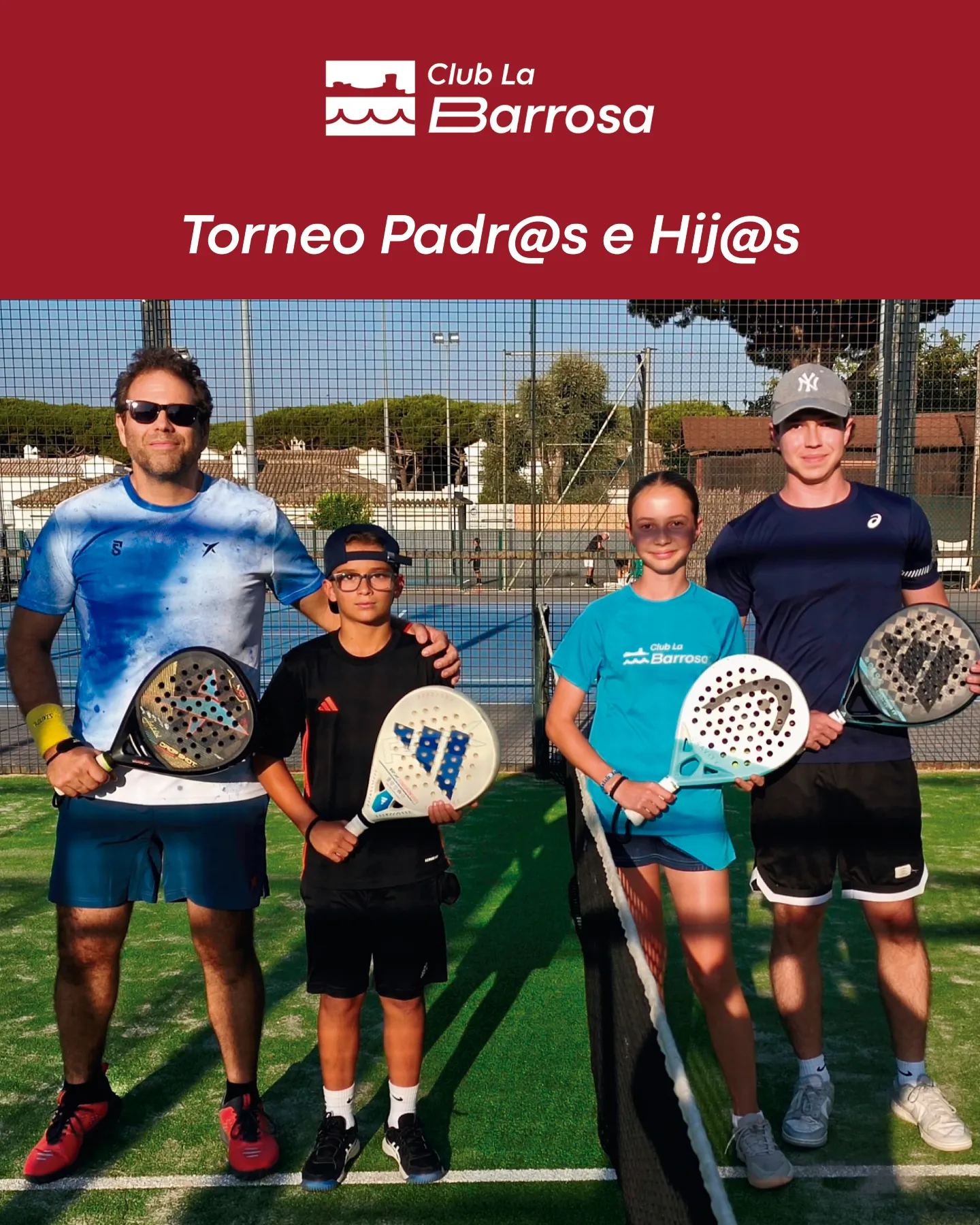 Pareja de pádel de padre e hijo posando junto a la red en Club La Barrosa