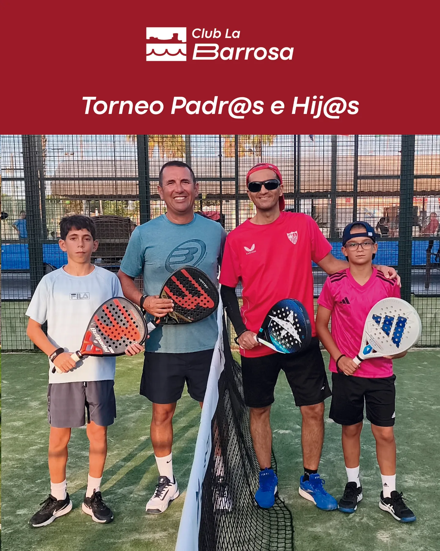 Dos jugadores adultos y sus hijos con palas de pádel en el torneo familiar de Chiclana