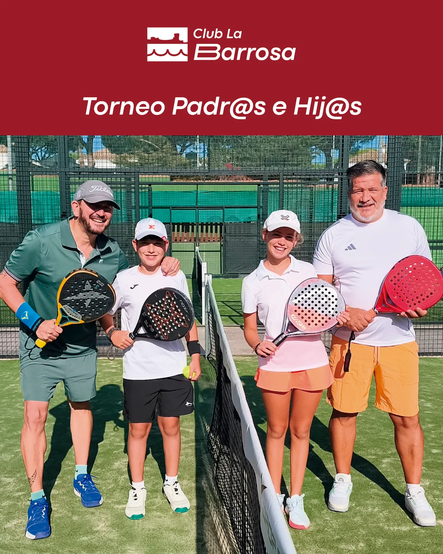 Familia de padres e hijos con palas en una pista de pádel del Club La Barrosa