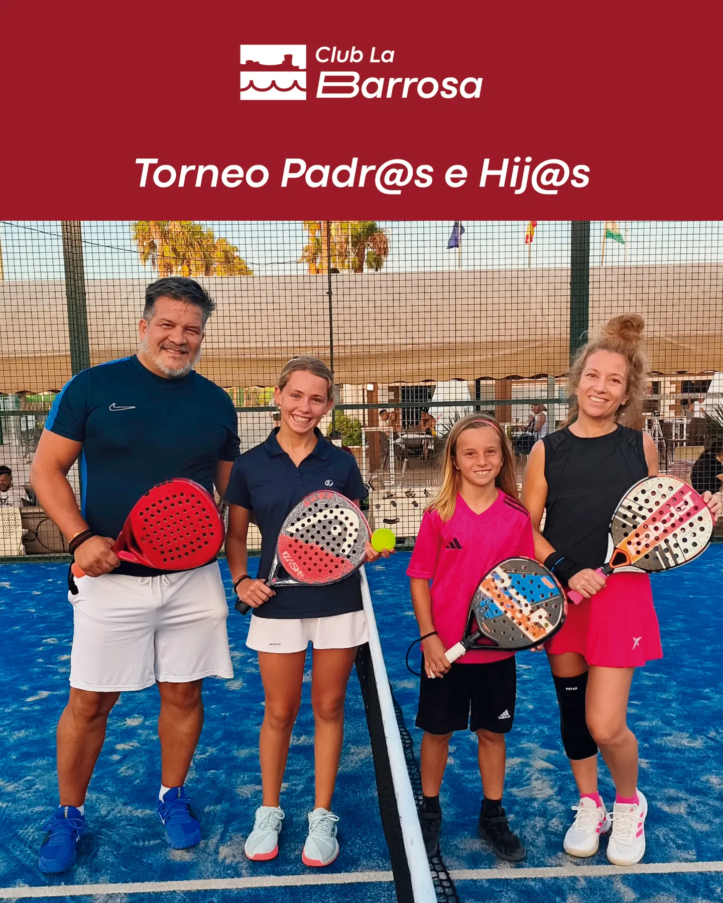 Padres e hijas sonrientes tras un partido de pádel en La Barrosa