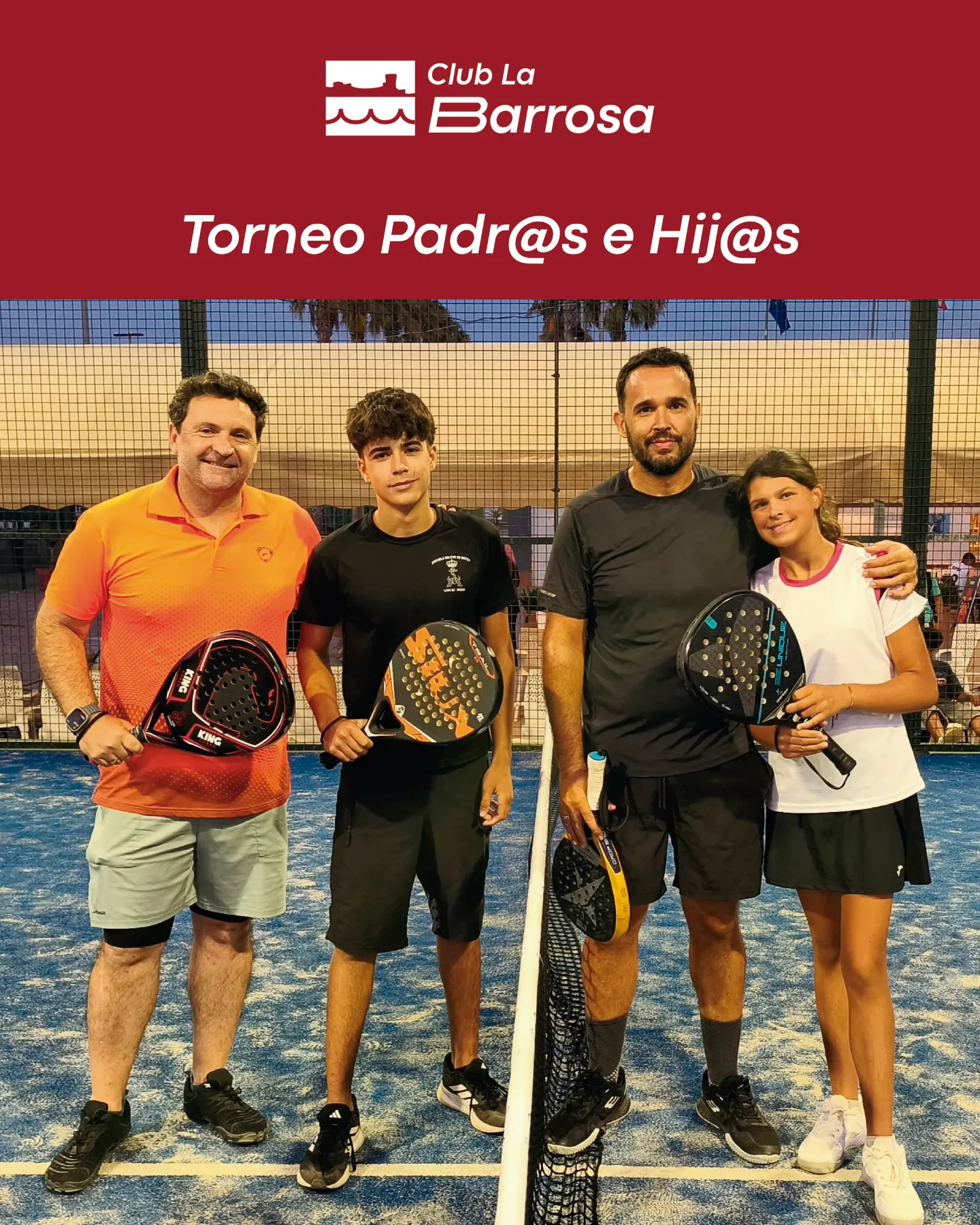 Parejas de pádel padre e hija en la pista del Club La Barrosa de Chiclana