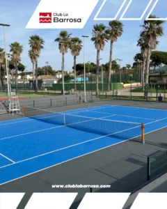Pista de pádel y tenis para deporte al aire libre en el Club La Barrosa de Chiclana
