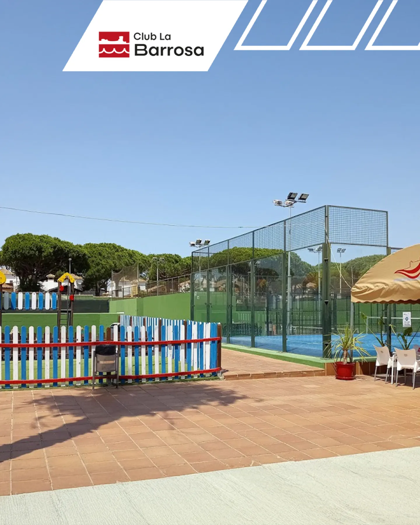 Pistas de pádel junto al parque infantil y la terraza para deporte al aire libre en el Club La Barrosa de Chiclana