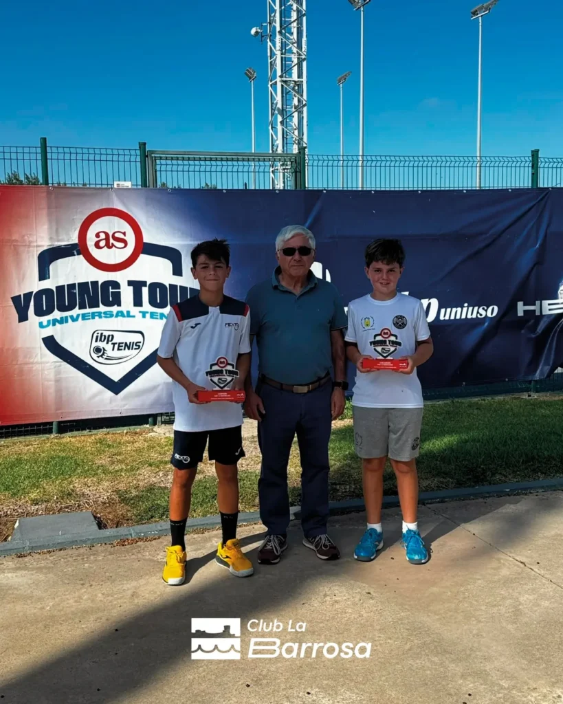 Campeones del AS Young Tour posan con sus trofeos en el Club La Barrosa