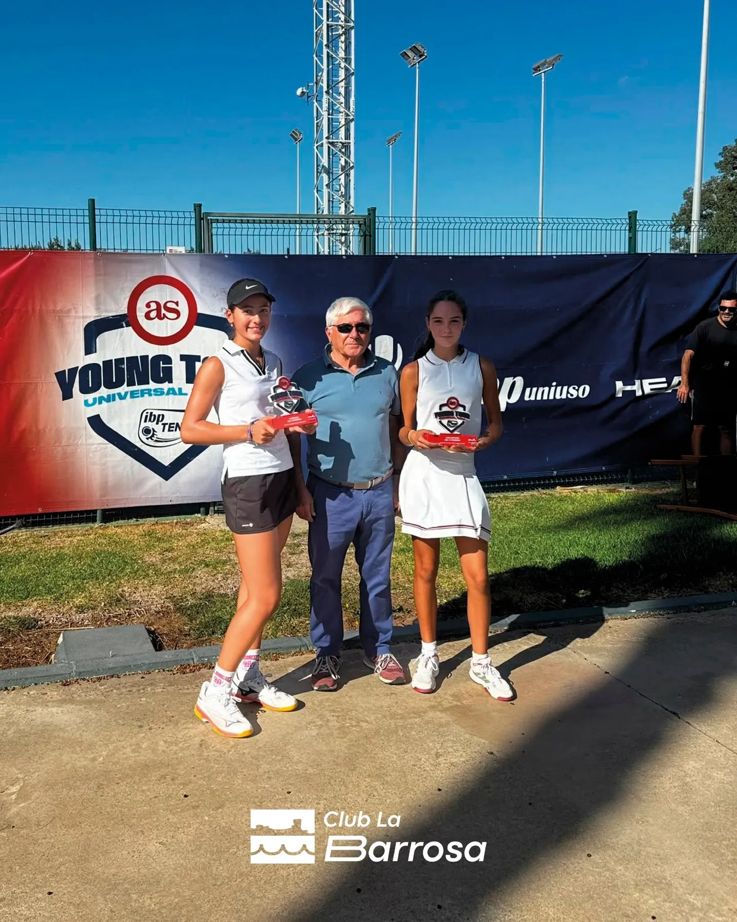 Campeonas del AS Young Tour posan con sus trofeos en el Club La Barrosa