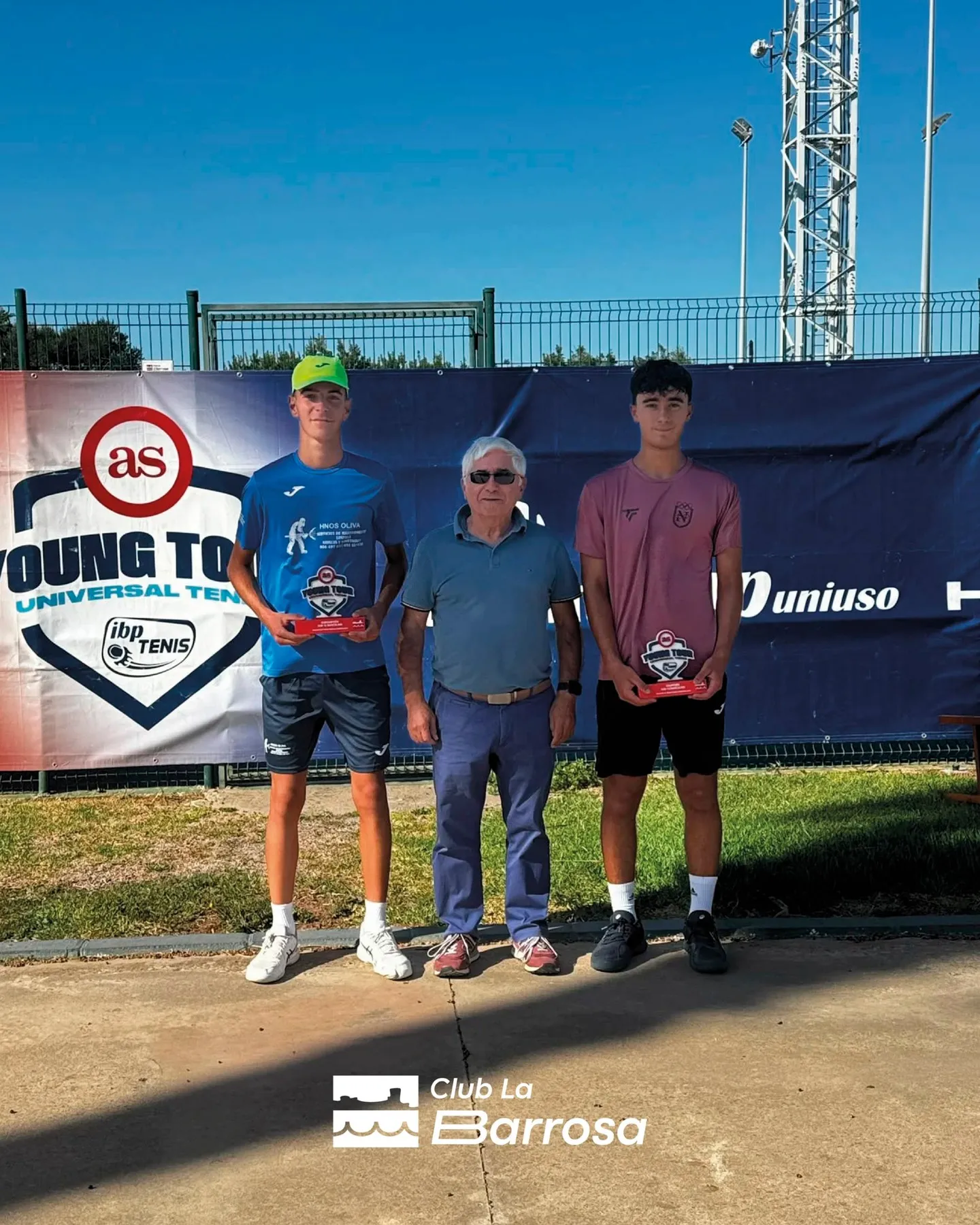 Finalistas del torneo posando con sus trofeos en el Club La Barrosa