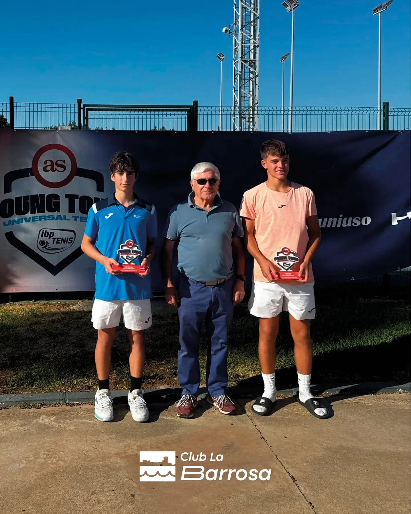 Finalistas del torneo en las pistas del Club La Barrosa