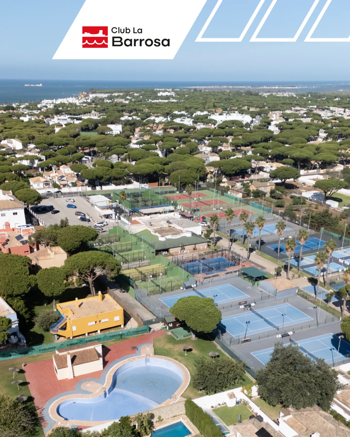 Vista aérea de las pistas de tenis, pádel y pickleball y la piscina del Club La Barrosa en Chiclana