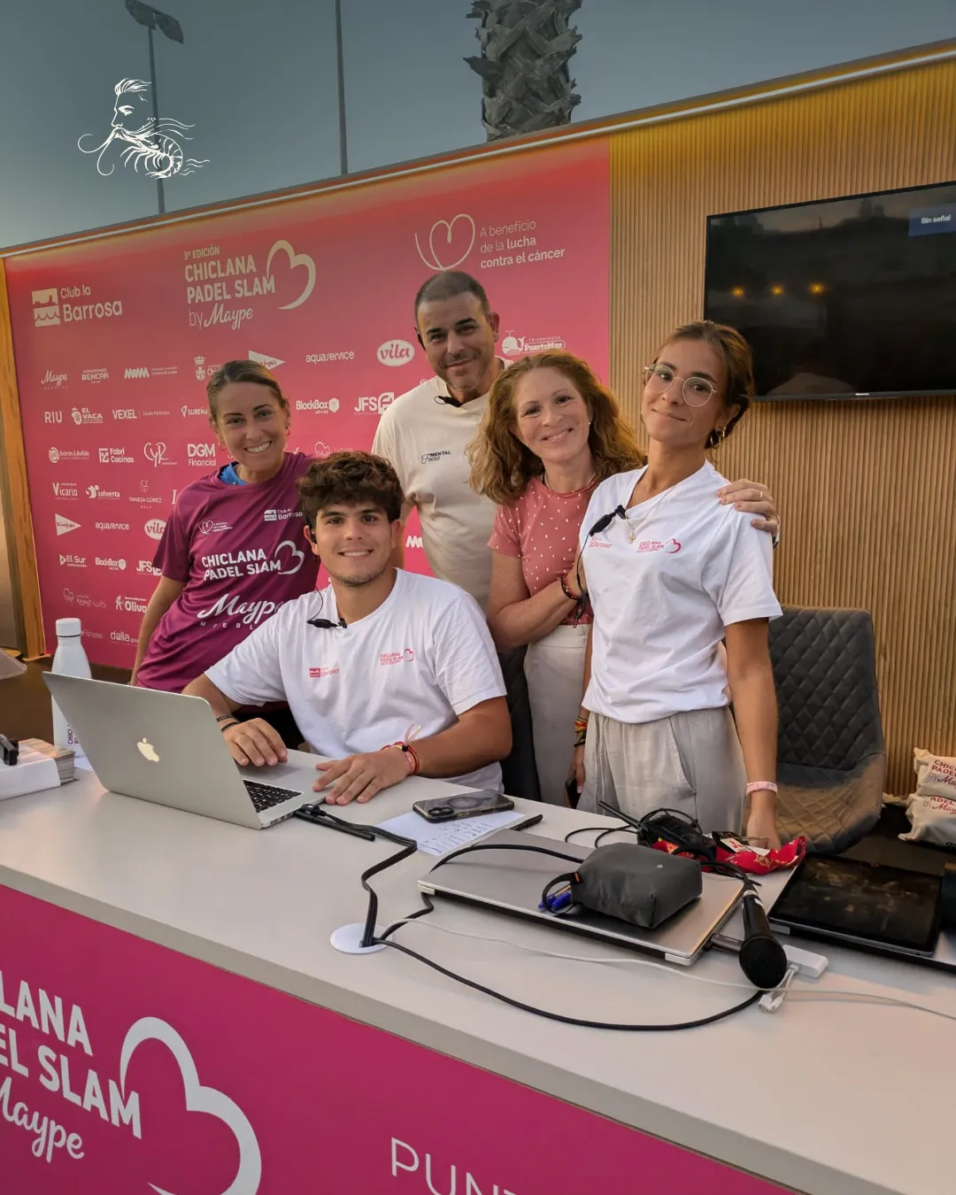 Equipo de organización del Chiclana Padel Slam en la mesa del torneo del Club La Barrosa