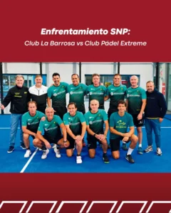 Equipo del Club La Barrosa posa en pista azul tras su enfrentamiento de SNP ante el Club Pádel Extreme