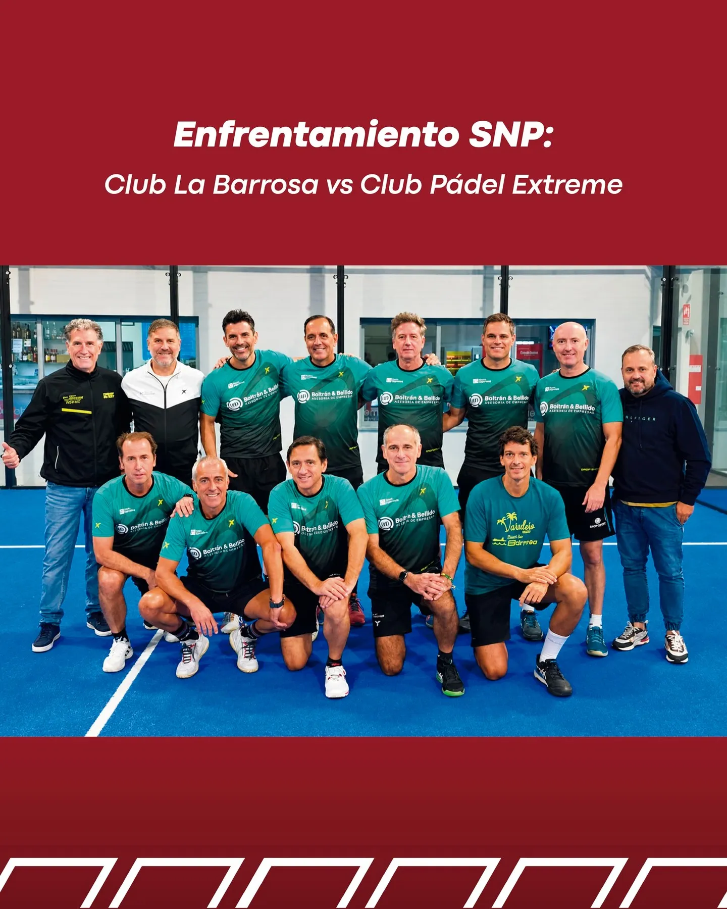 Equipo del Club La Barrosa posa en pista azul tras su enfrentamiento de SNP ante el Club Pádel Extreme