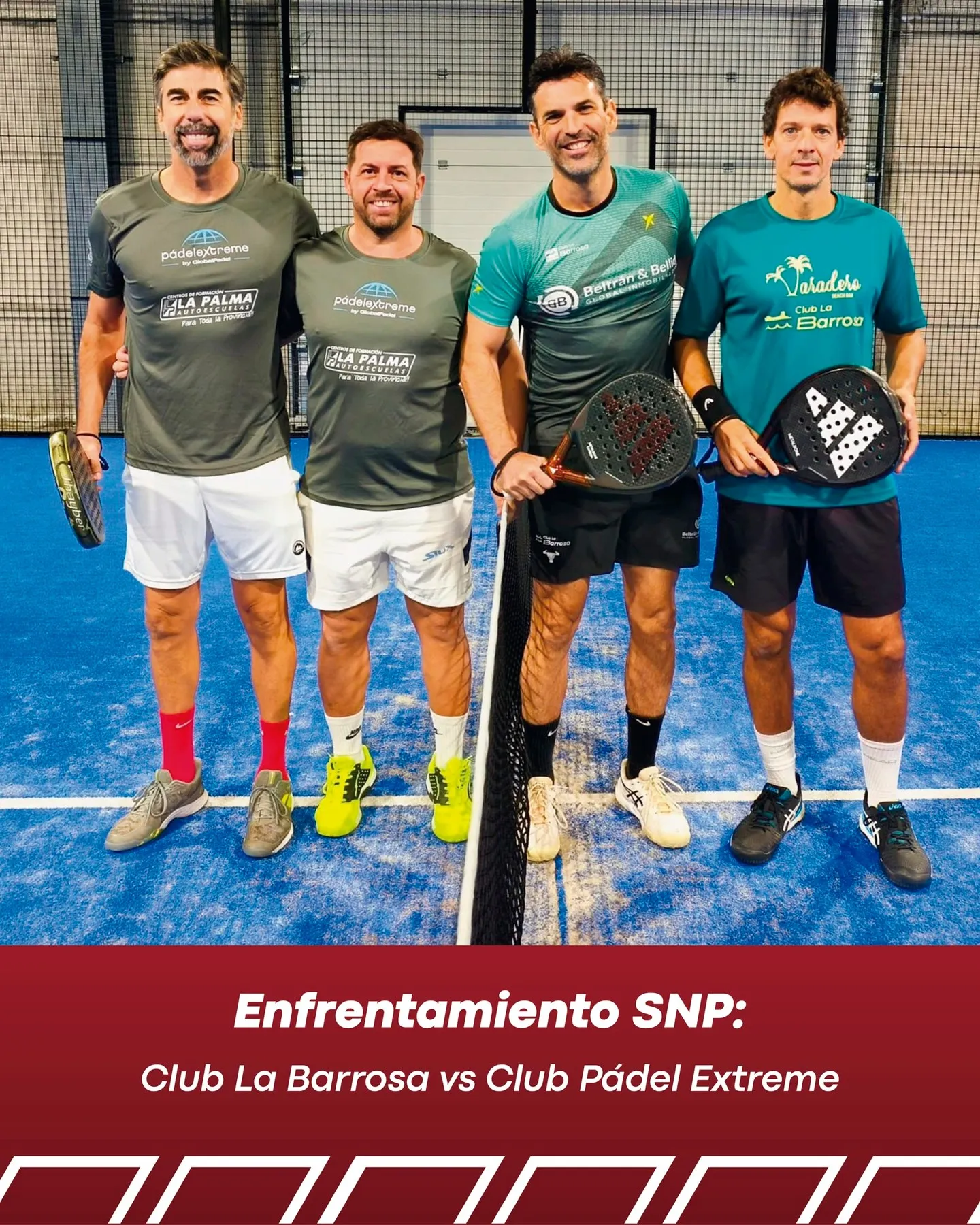 Pareja del Club La Barrosa y pareja del Club Pádel Extreme posan junto a la red en las Series Nacionales de Pádel
