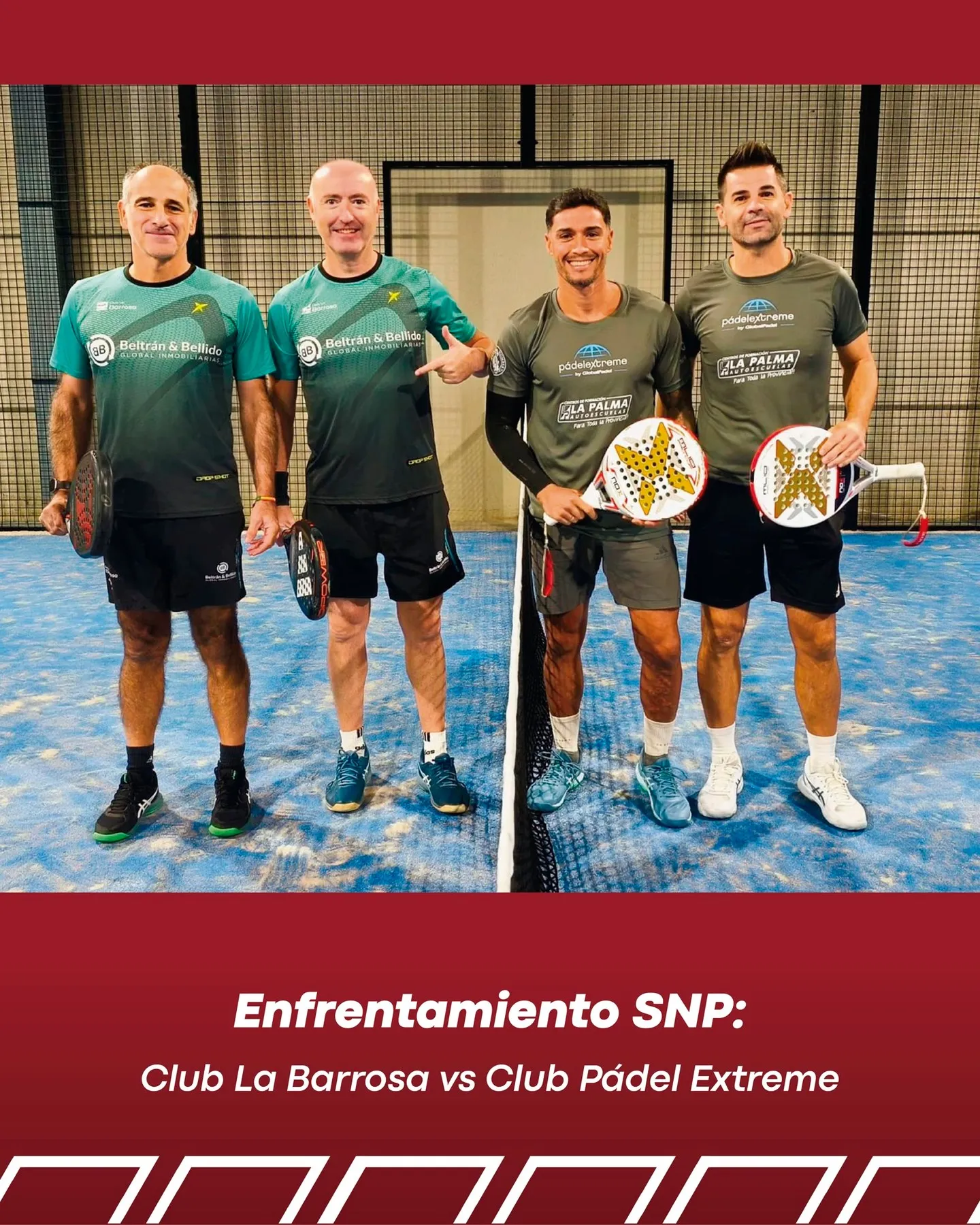 Jugadores con la camiseta verde del Club La Barrosa y rivales de gris posan en pista azul