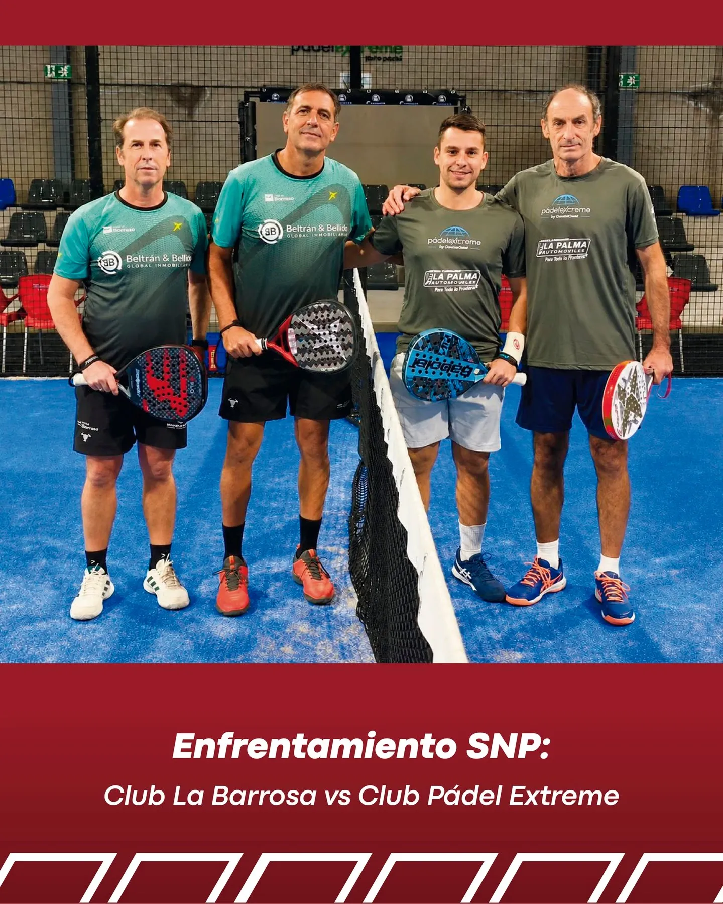 Cuatro jugadores sostienen sus palas junto a la red antes de su partido de SNP
