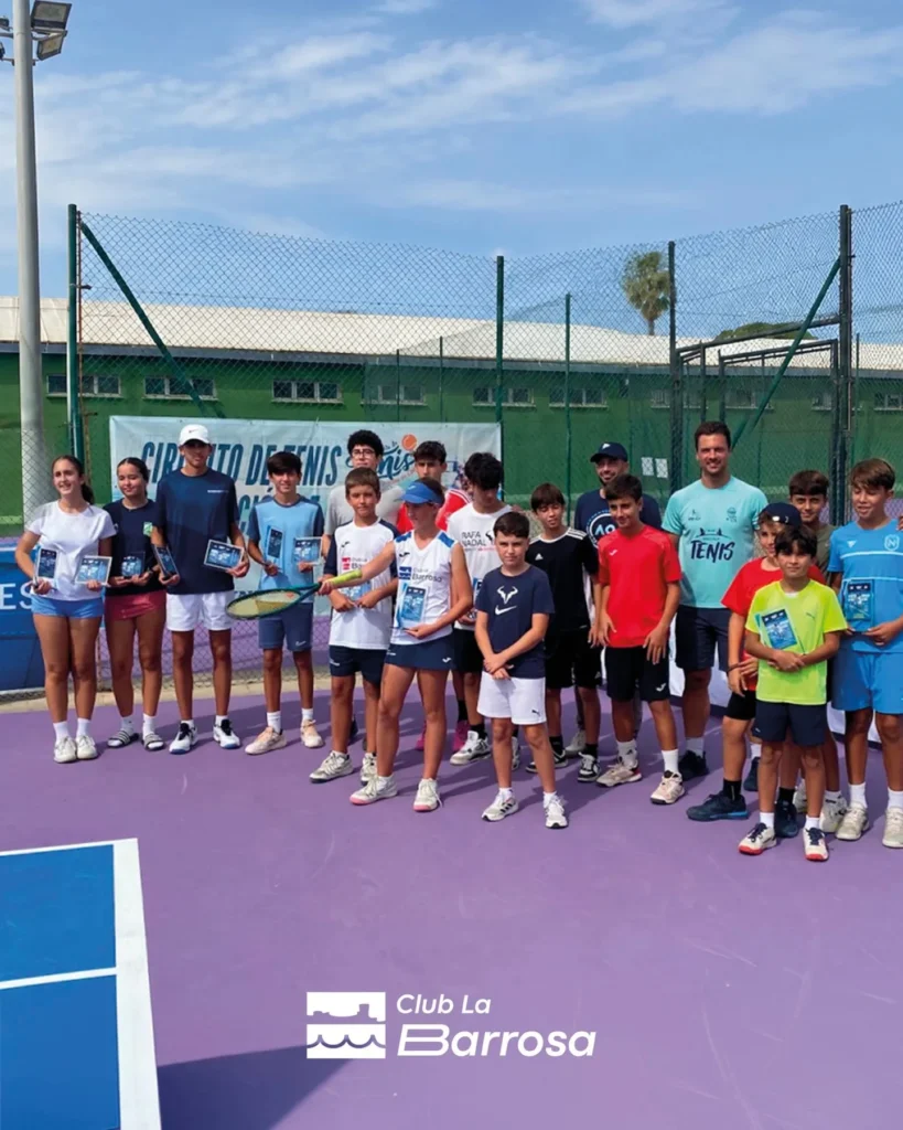 Jugadores del Máster Final del circuito de tenis Diputación de Cádiz posan con sus placas ante la lona del circuito