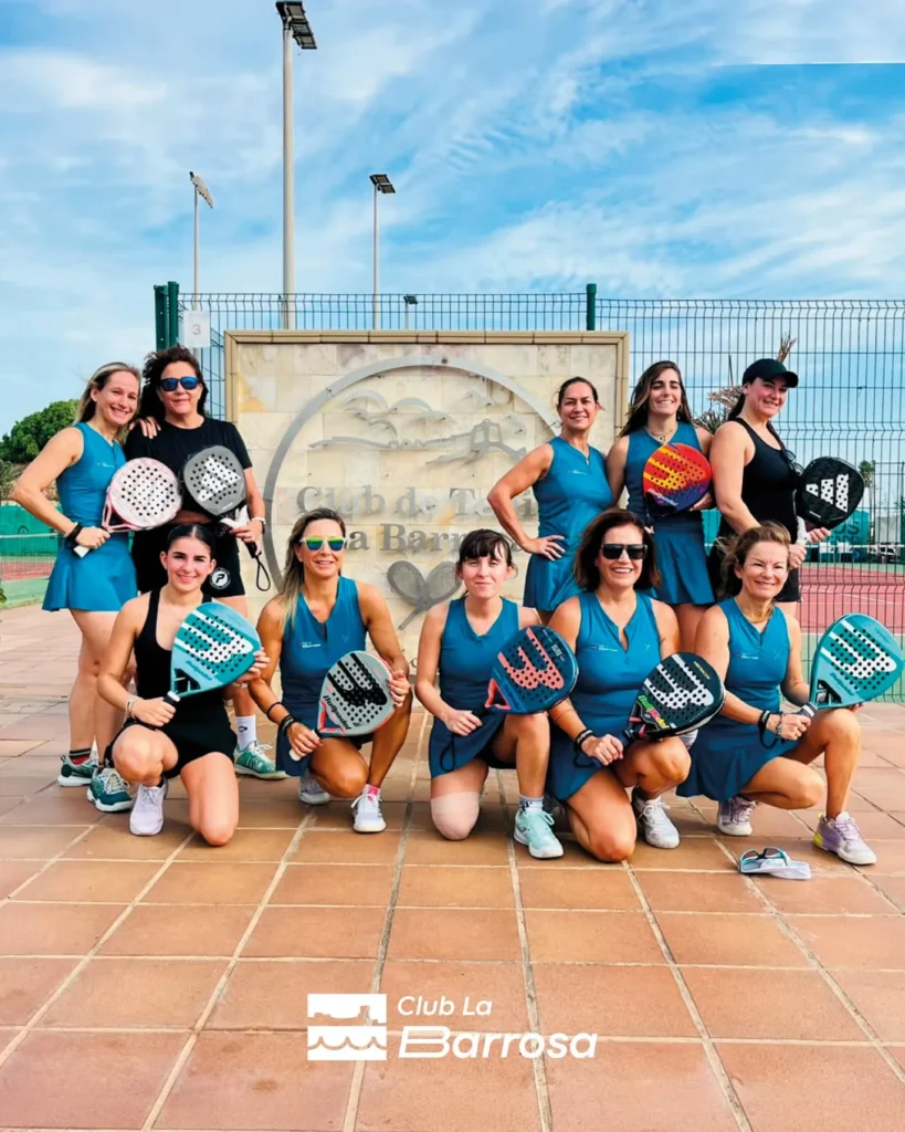 Equipo femenino El MosKito posa con sus palas ante el monolito del club al inicio de las Series Nacionales de Pádel 2026/27
