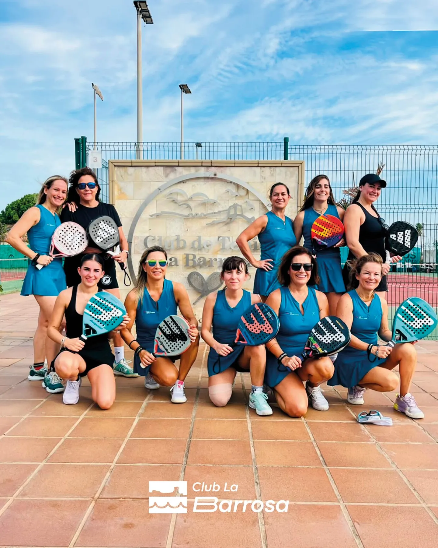 Equipo femenino El MosKito posa con sus palas ante el monolito del club al inicio de las Series Nacionales de Pádel 2026/27